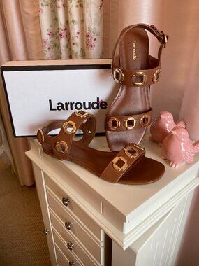 NIB Larroude Milan Flat Sandal In Caramel Leather, 8.5